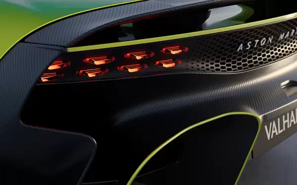   Aston Martin Valhalla - 2025