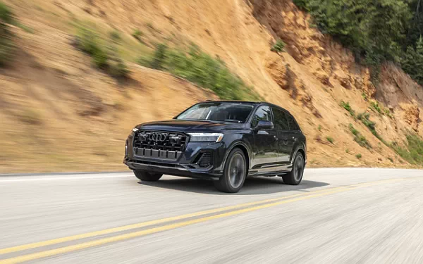   Audi Q7 55 TFSI quattro (Waitomo Blue Metallic) US-spec - 2025