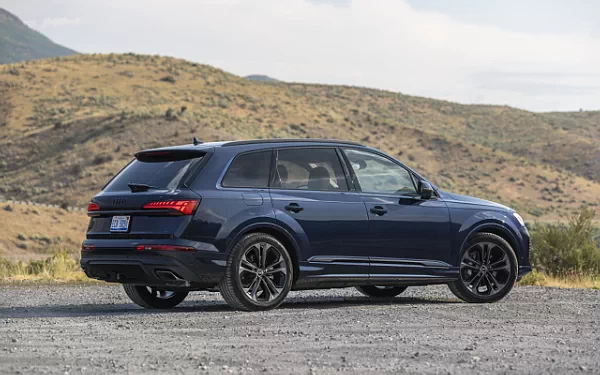   Audi Q7 55 TFSI quattro (Waitomo Blue Metallic) US-spec - 2025