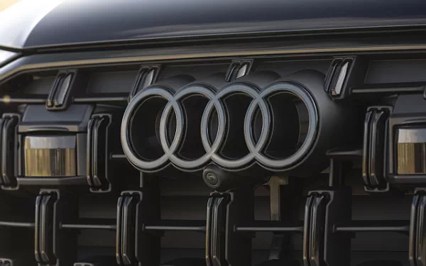   Audi Q7 55 TFSI quattro (Waitomo Blue Metallic) US-spec - 2025