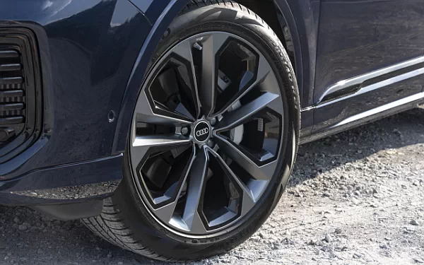   Audi Q7 55 TFSI quattro (Waitomo Blue Metallic) US-spec - 2025