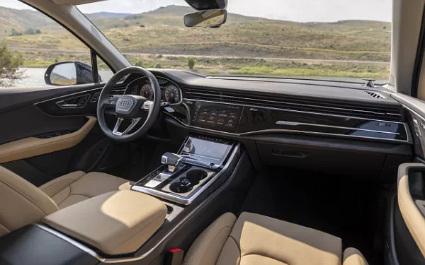   Audi Q7 55 TFSI quattro (Waitomo Blue Metallic) US-spec - 2025