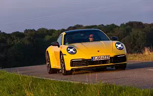   Porsche 911 Carrera Coupe (Racing Yellow) - 2019