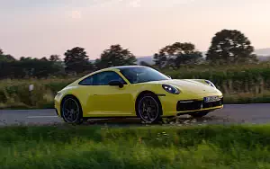   Porsche 911 Carrera Coupe (Racing Yellow) - 2019
