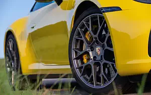   Porsche 911 Carrera Coupe (Racing Yellow) - 2019
