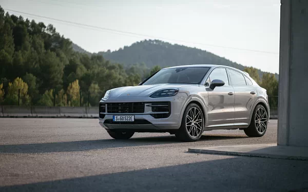   Porsche Cayenne S E-Hybrid Coupe SportDesign Package - 2023
