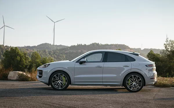   Porsche Cayenne S E-Hybrid Coupe SportDesign Package - 2023