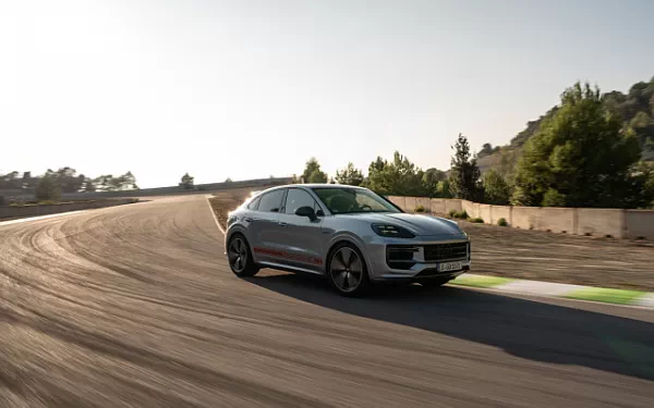   Porsche Cayenne Turbo E-Hybrid Coupe - 2023