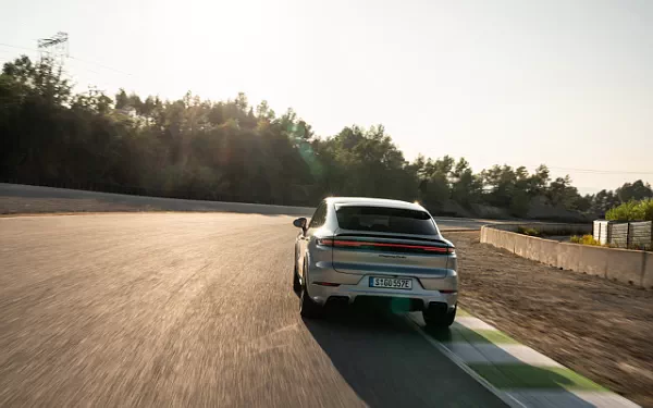   Porsche Cayenne Turbo E-Hybrid Coupe - 2023