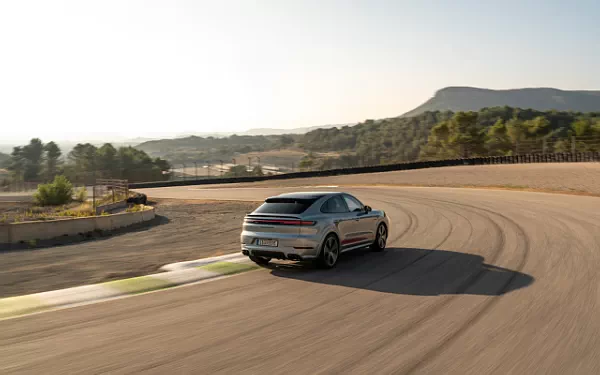   Porsche Cayenne Turbo E-Hybrid Coupe - 2023