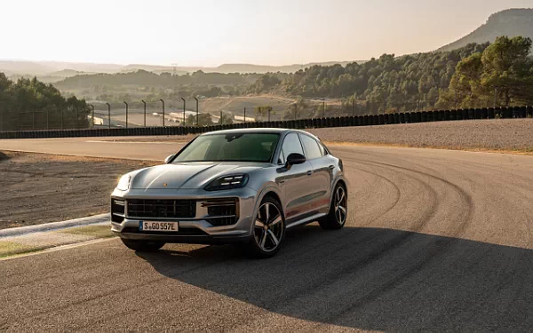   Porsche Cayenne Turbo E-Hybrid Coupe - 2023