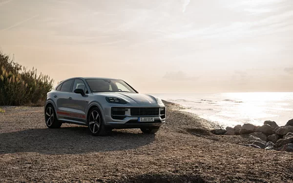   Porsche Cayenne Turbo E-Hybrid Coupe - 2023