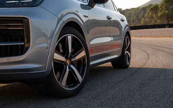   Porsche Cayenne Turbo E-Hybrid Coupe - 2023