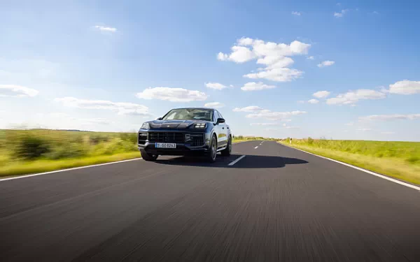   Porsche Cayenne GTS Coupe (Algarve Blue Metallic) - 2024