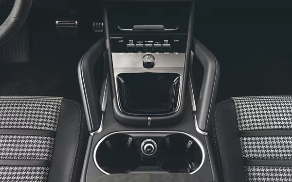   Porsche Cayenne GTS Coupe - 2024