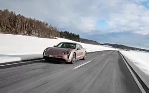   Porsche Taycan (Frozen Berry Metallic) - 2021