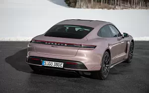   Porsche Taycan (Frozen Berry Metallic) - 2021