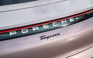   Porsche Taycan (Frozen Berry Metallic) - 2021