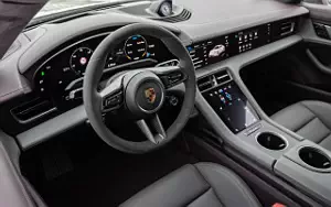   Porsche Taycan (Frozen Berry Metallic) - 2021