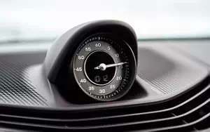   Porsche Taycan (Frozen Berry Metallic) - 2021