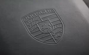   Porsche Taycan (Frozen Berry Metallic) - 2021