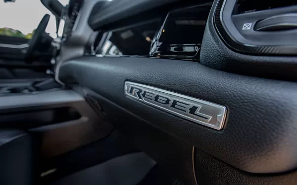   Ram 1500 Rebel (Hydro Blue/Diamond Black) - 2024