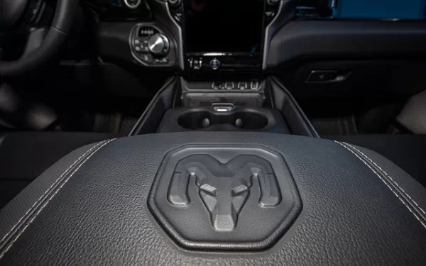   Ram 1500 Rebel (Hydro Blue/Diamond Black) - 2024