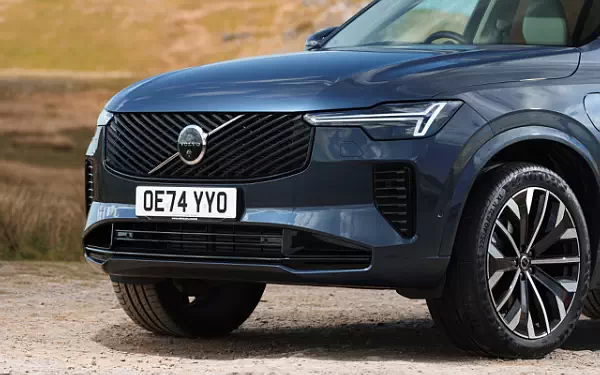   Volvo XC90 T8 Recharge AWD UK-spec - 2024