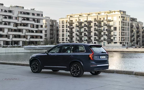   Volvo XC90 B5 AWD - 2024